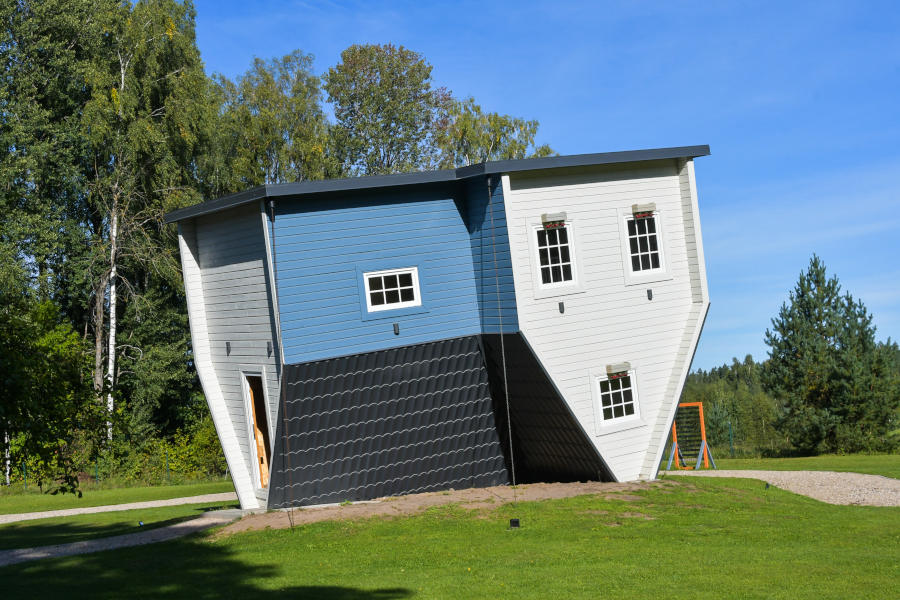 Māja kājām gaisā.