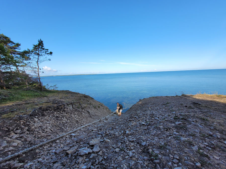 Kāpiens pa virvi Pangas klintī